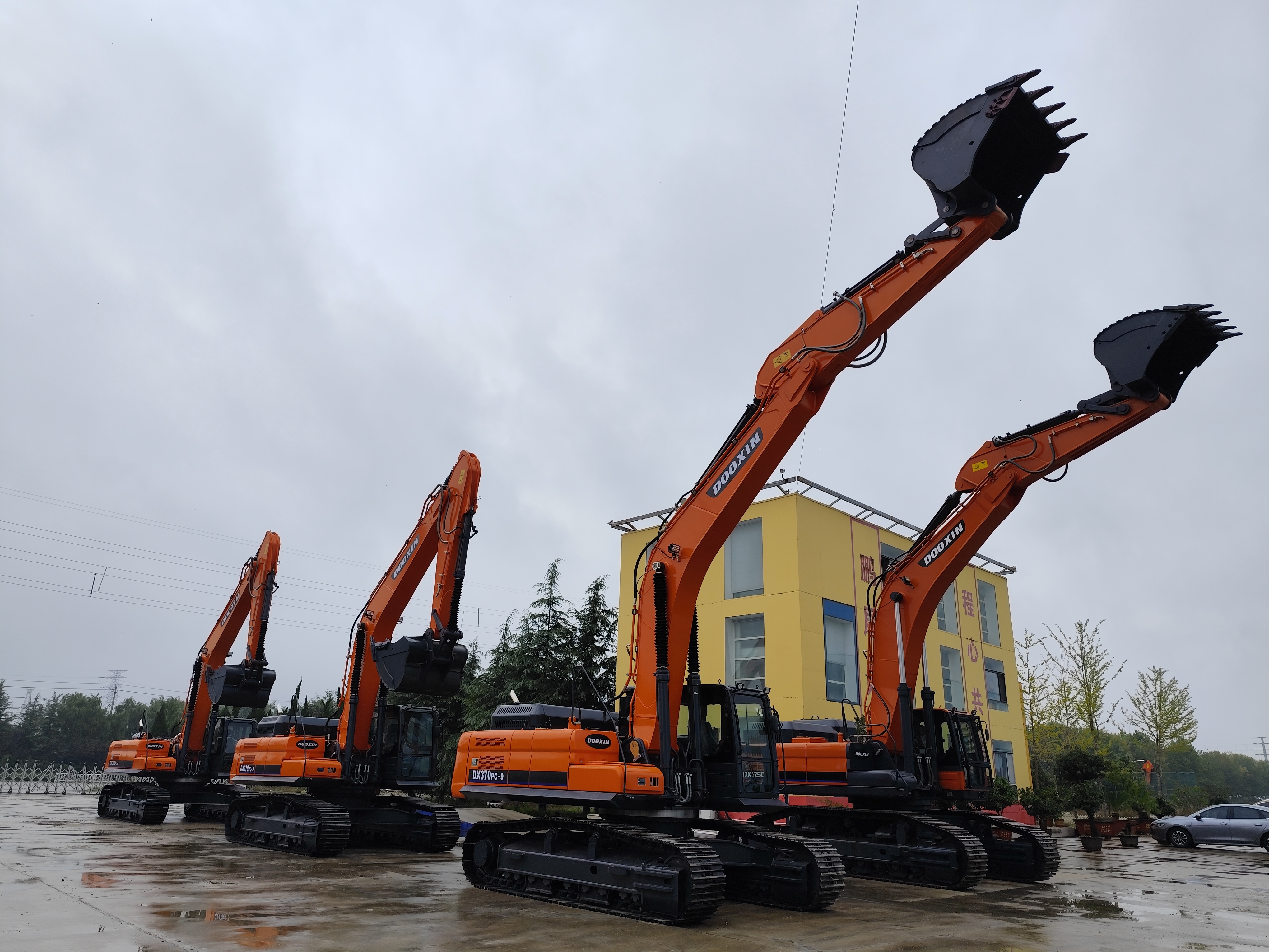 အီကွေဒေါနိုင်ငံမှဖောက်သည်များ၏ကိုယ်စားလှယ်များလာရောက်လည်ပတ်သည်။