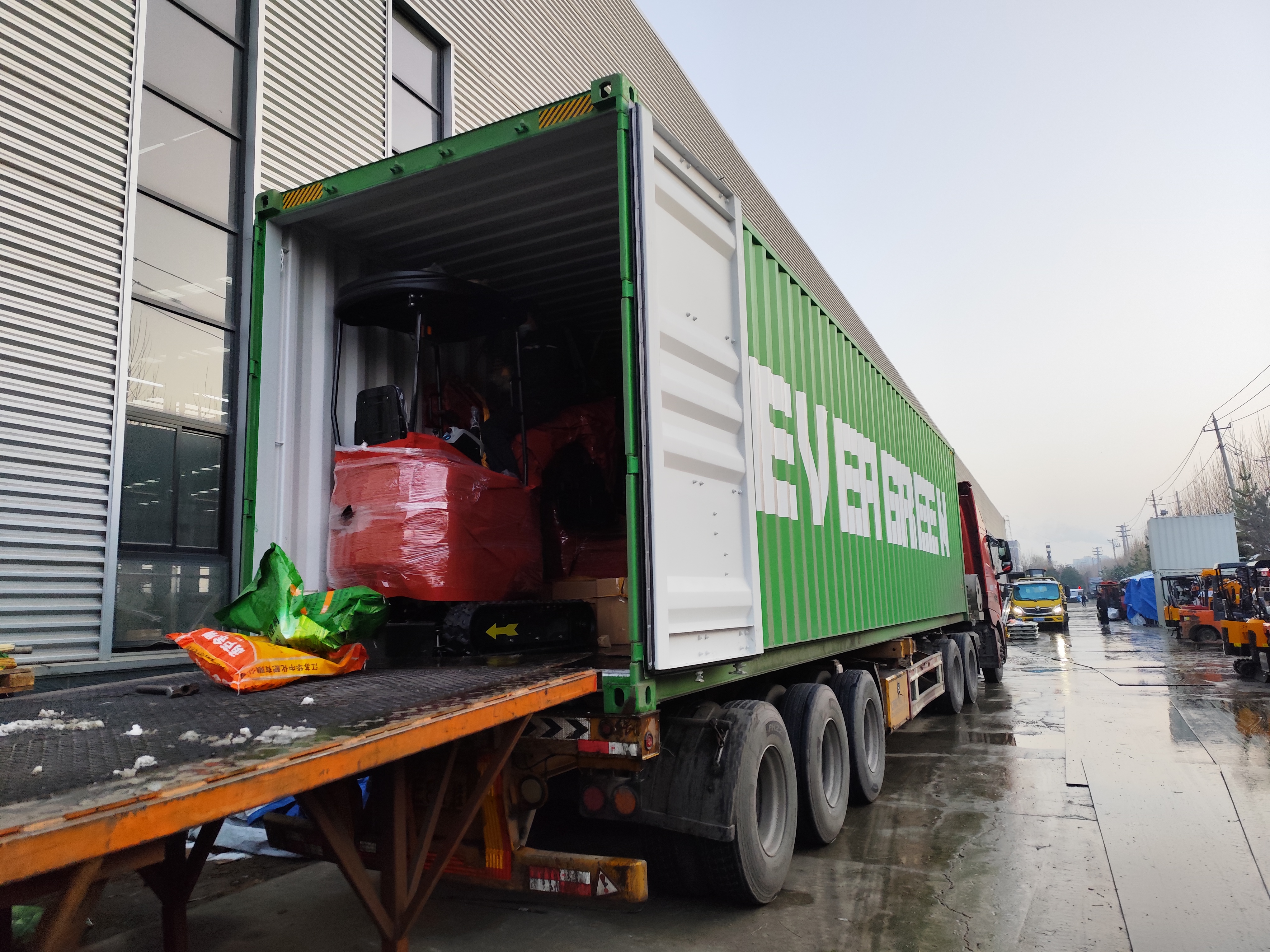 ပြင်သစ်ဖောက်သည် အသေးစား တူးဖော်ထုတ်လုပ်ရေး ပြီးစီးပြီး တင်ပို့ရောင်းချခဲ့သည်။