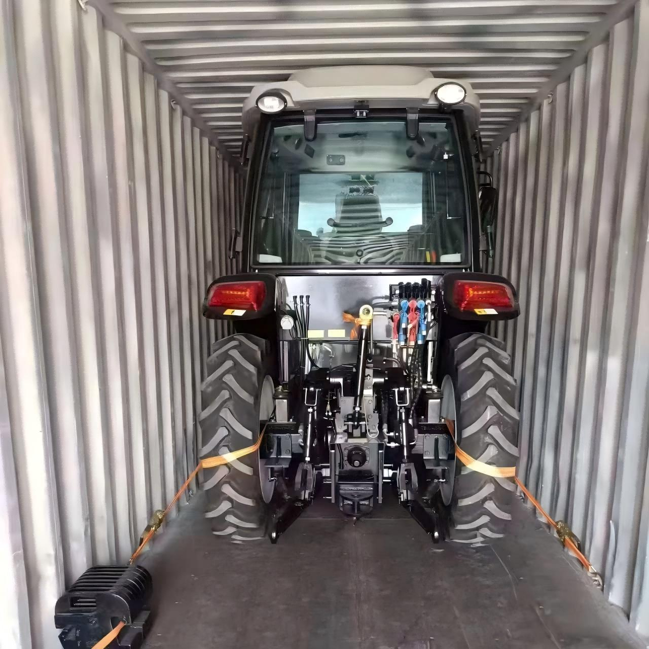 ပနားမားဝယ်ယူသူအတွက် စိတ်ကြိုက် 50HP ထွန်စက်ကို ပို့ဆောင်ပြီးပါပြီ။