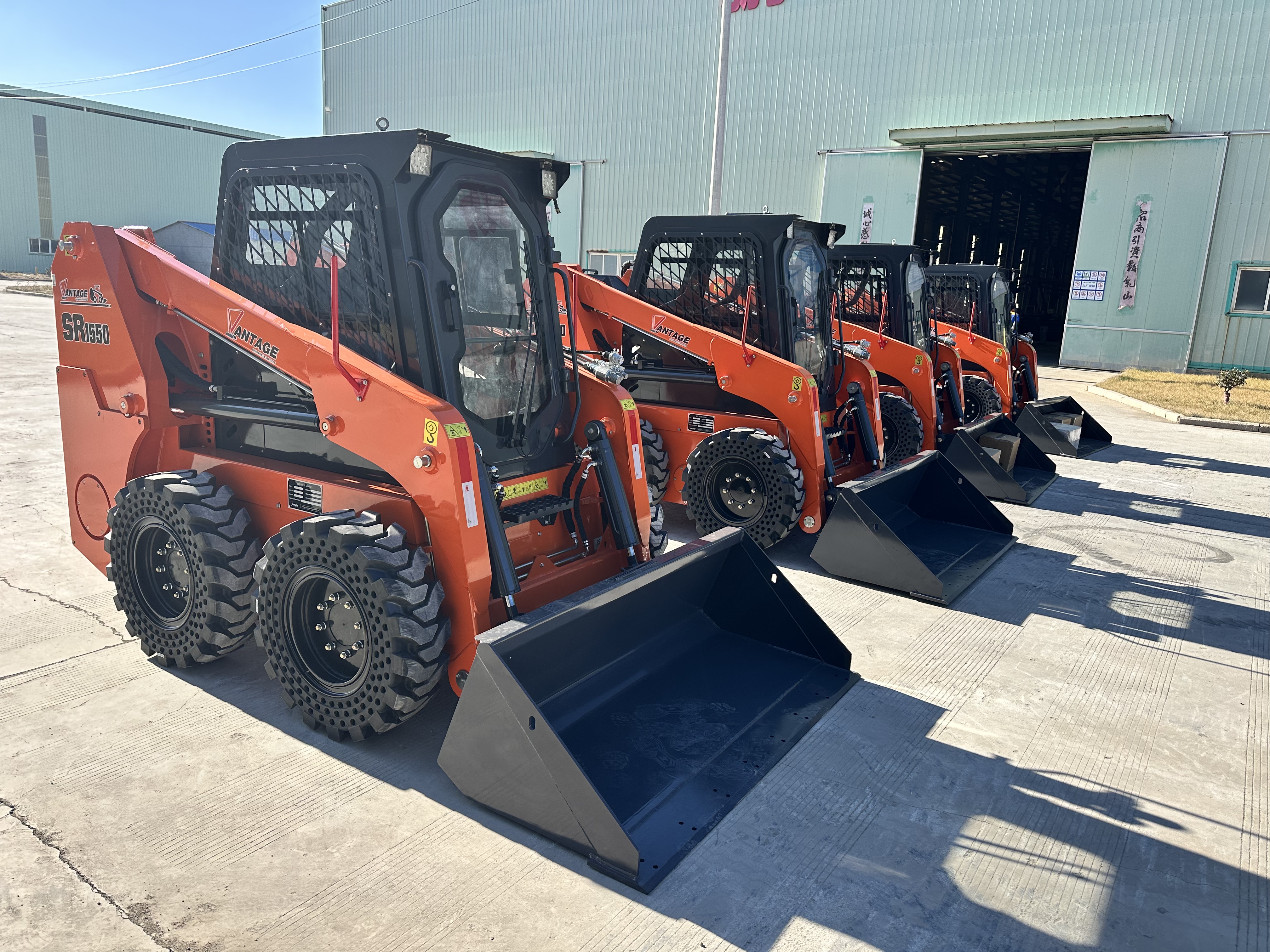 SR1550B Skid Steer Loader သည် တောင်အမေရိကသို့ တင်ပို့ခဲ့သည်။