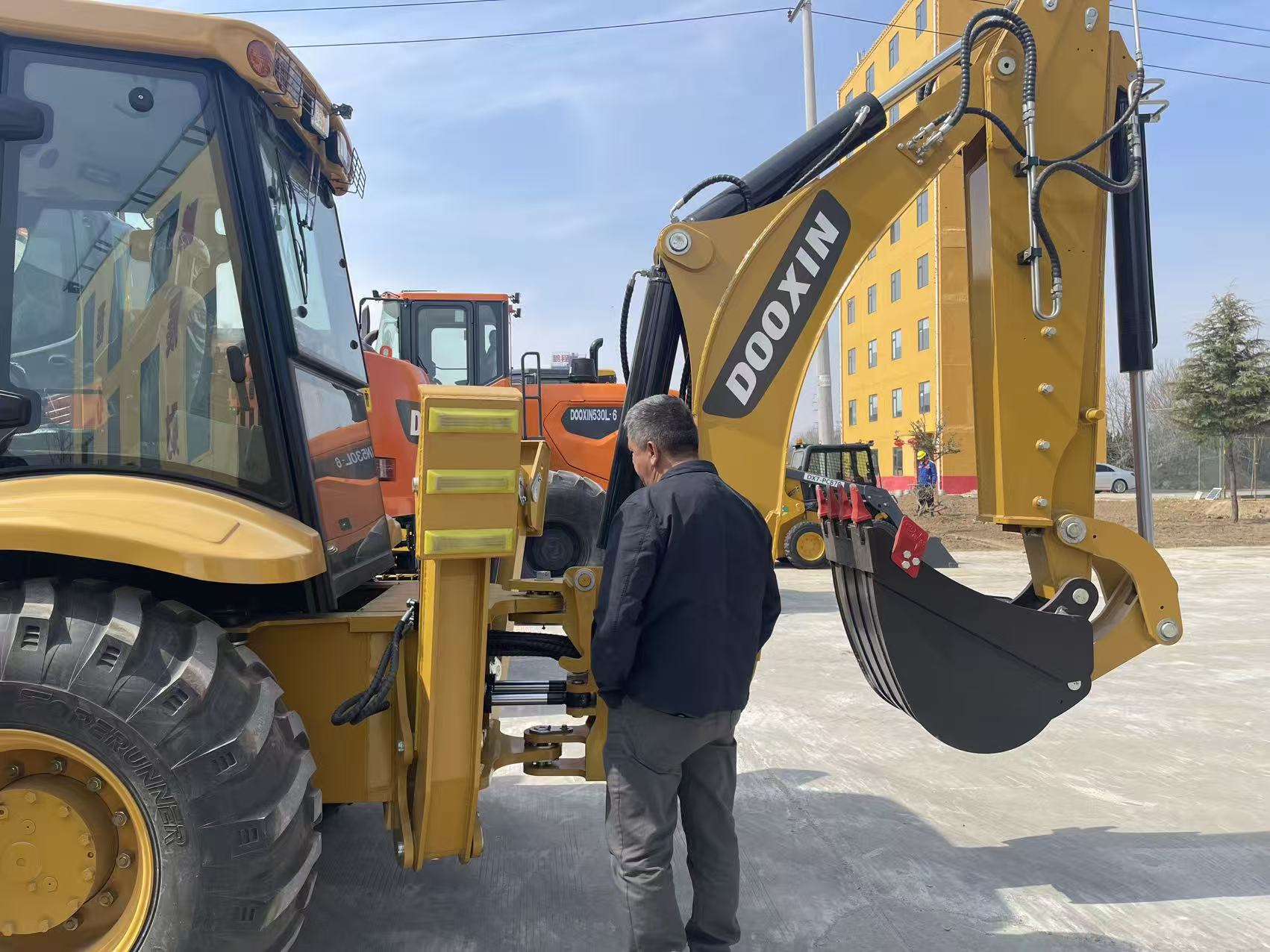 တောင်အမေရိက ဖောက်သည်များသည် ကျွန်ုပ်တို့၏ စက်ရုံသို့ လာရောက်ကြသည်။