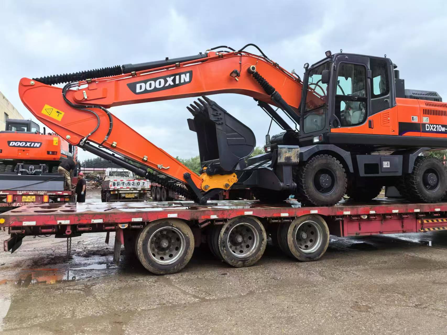 DX210 ဘီးတပ် excavator ကို အာဖရိကသို့ အသုတ်လိုက် တင်ပို့သည်။